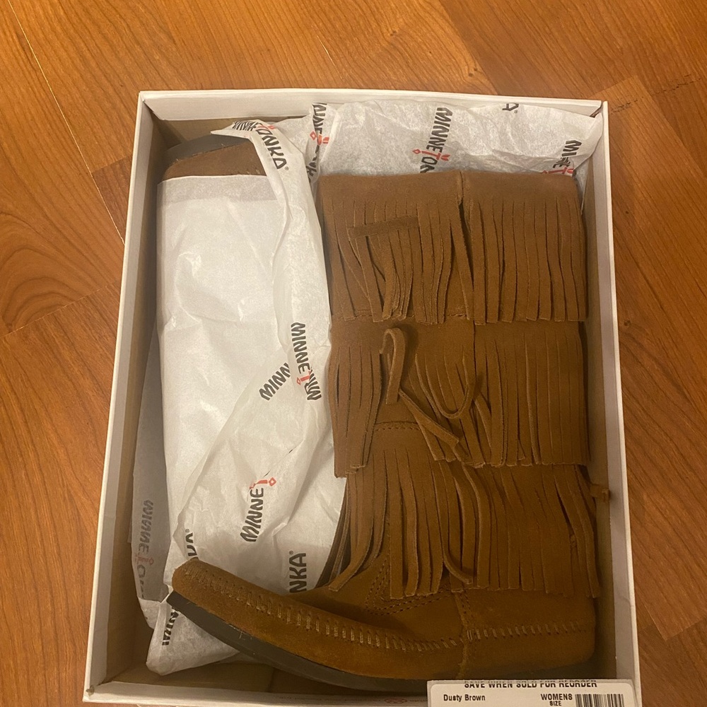 BRAND NEW Minnetonka 3 layer fringe Moccasins size 7